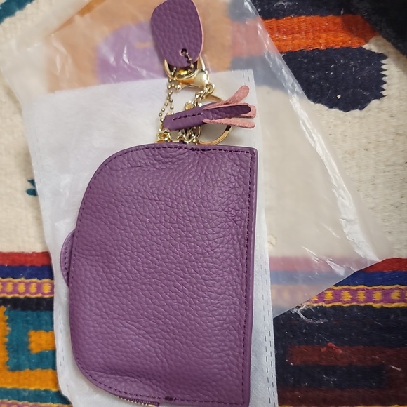 Purple elephant coin purse with zipper, tassel, and keyring, faux leather - Picture 2 of 4